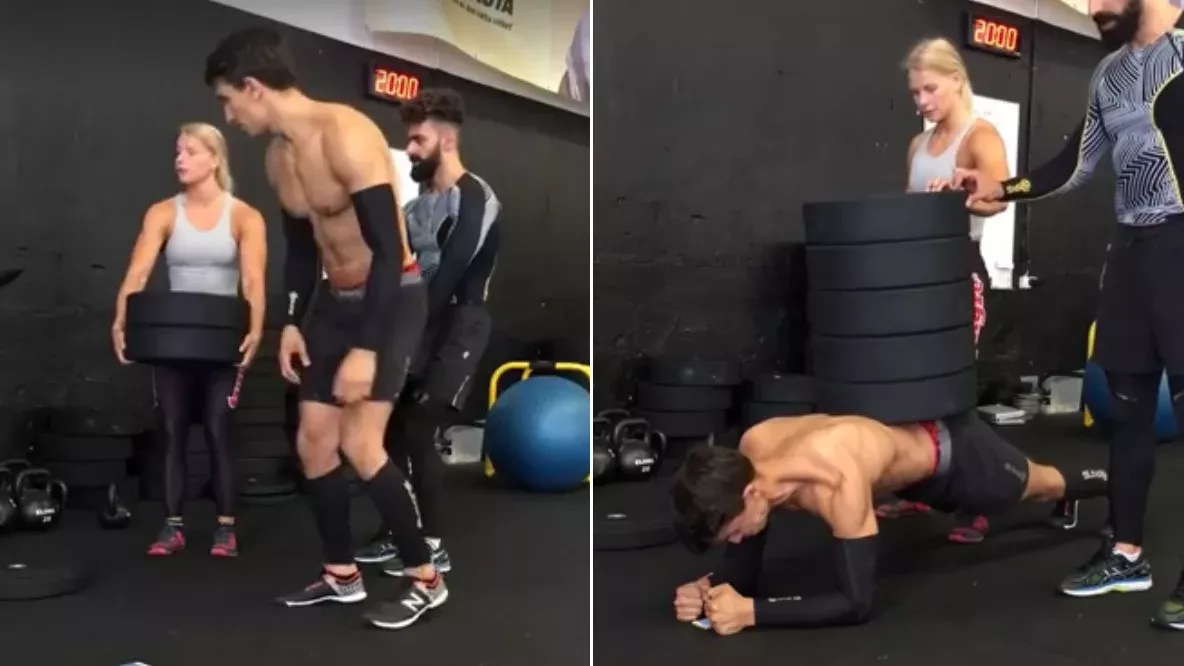 Dieser Mann wiegt 78 Kilo, macht aber eine Plank mit 100 Kilo Gewicht auf dem Rücken