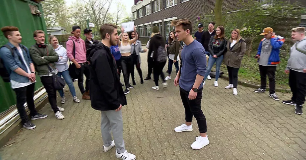 Seine Mitschüler wollen ihn einschüchtern, doch er kann Jiu-Jitsu!
