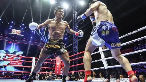 Buakaw nimmt Wang Weihao auseinander!