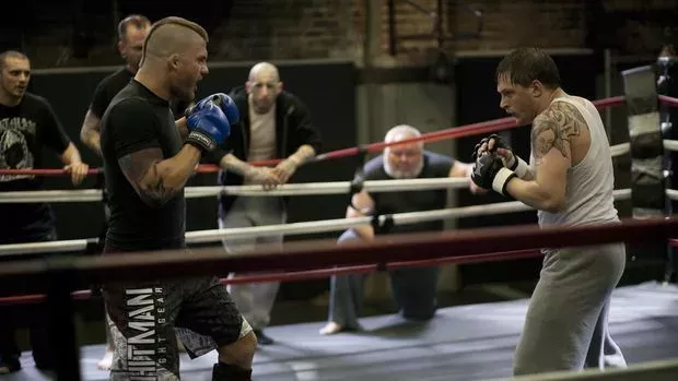Warrior: Die erste Kampfszene zwischen Tom Hardy und Mad Dog ist legendär