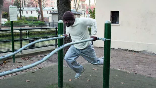 Diese Männer haben die perfekte Technik gefunden, um ohne Trainingsraum zu trainieren