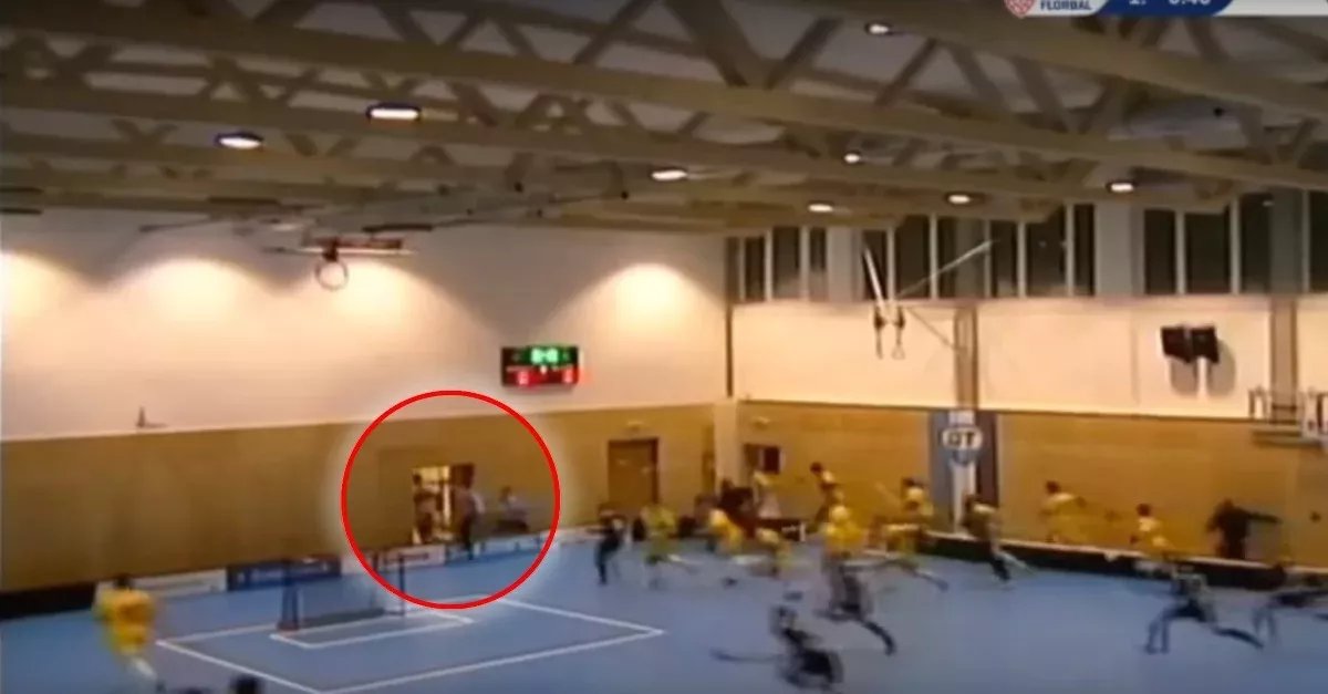 Das Dach einer Sporthalle stürzt unter der Schneelast ein