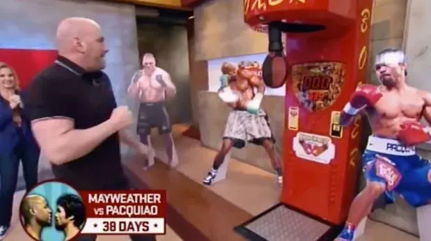Dana White erzielt eine überraschende Punktzahl auf einer Punching Machine!