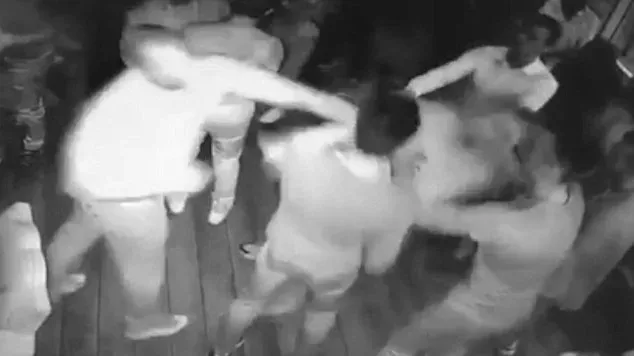 Russischer Ex-Polizist schlägt 5 Jugendliche in Disco K. o.