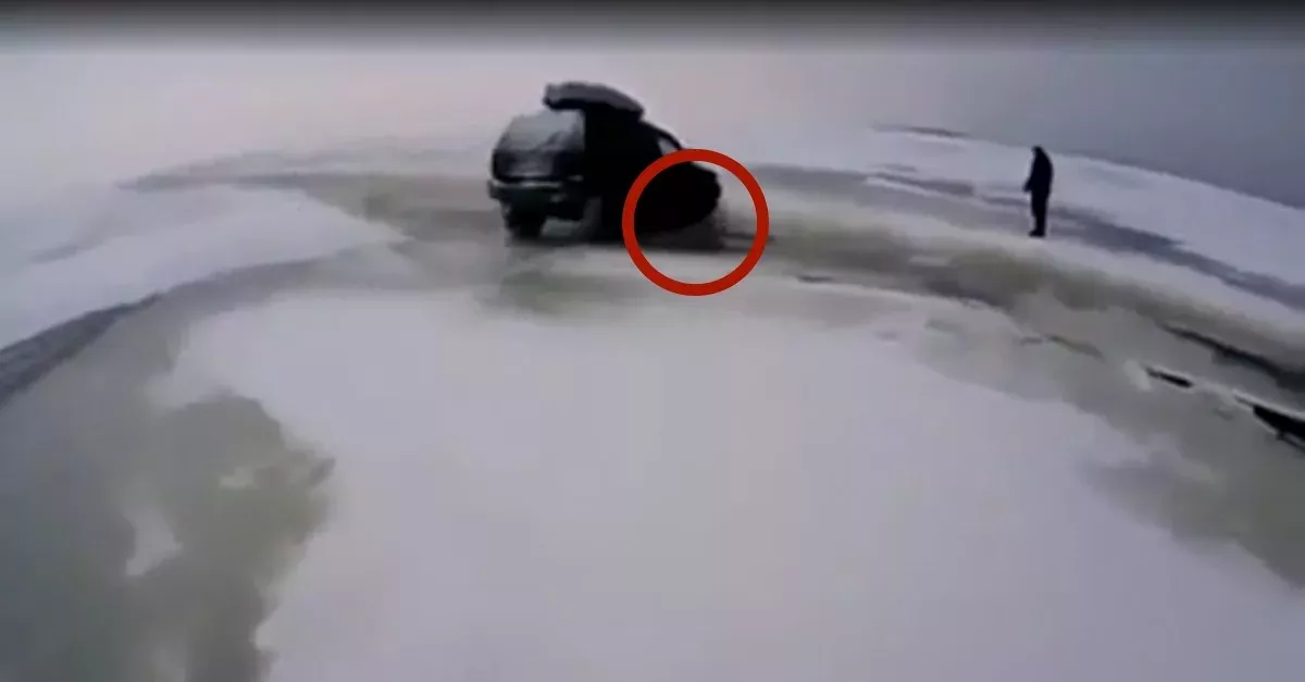 Plumps! Ein Geländewagen will über einen vereisten See