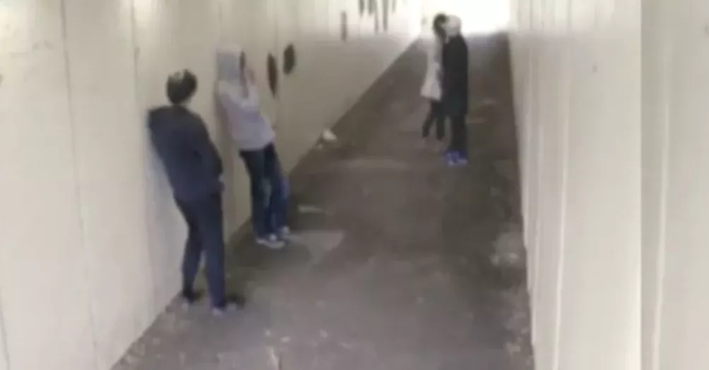 Sie werfen eine Zigarette auf die Frau - doch ihr Freund ist Profiboxer