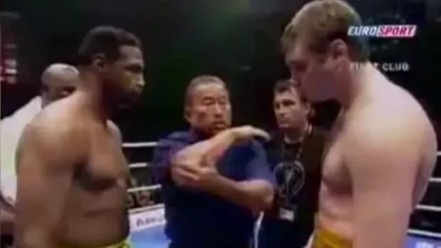 Der Kickboxer Alexey Ignashov misst sich im freien Kampf mit dem Boxer Steve Williams