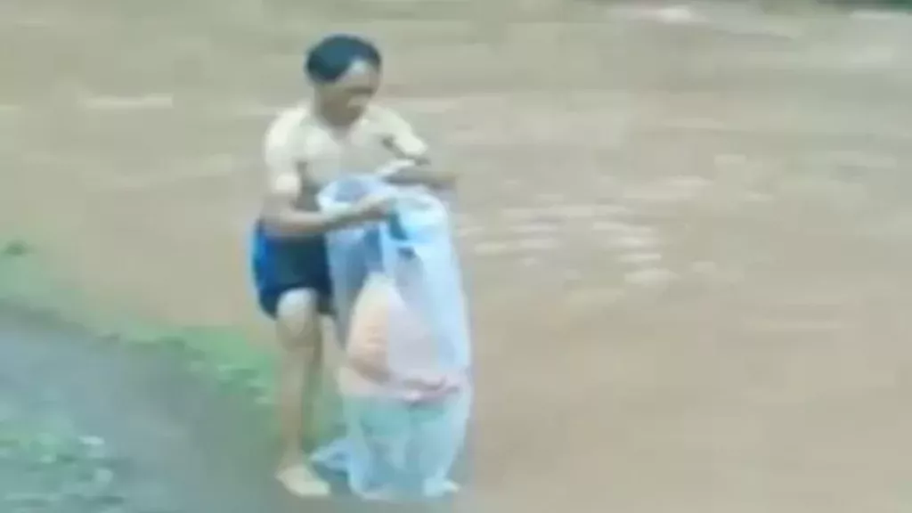 Um den Fluss zu überqueren, nutzen diese Vietnamesen überraschende Techniken!
