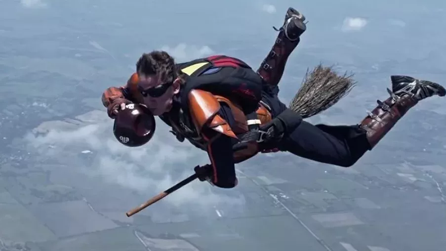 Harry Potter: Australische Fallschirmspringer spielen Quidditch in der Luft!