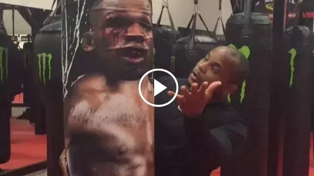 Daniel Cormier schlägt in einen Sandsack mit dem Abbild von Jon Jones