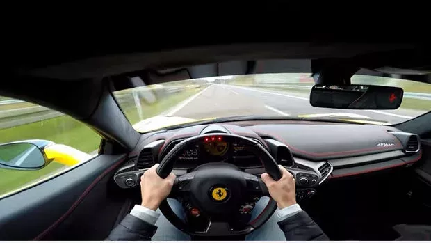 Er filmt seinen Ferrari 458 Italia bei 300 km/h auf der Autobahn