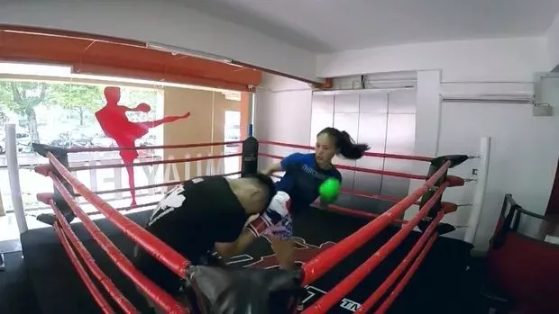 Diese Meisterin im Thaiboxen kämpft zuerst wie eine Anfängerin und ändert plötzlich ihr Verhalten.
