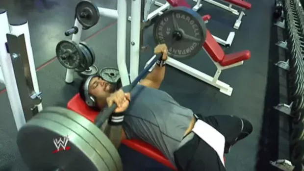 Das monströse Training des Catchers Roman Reigns