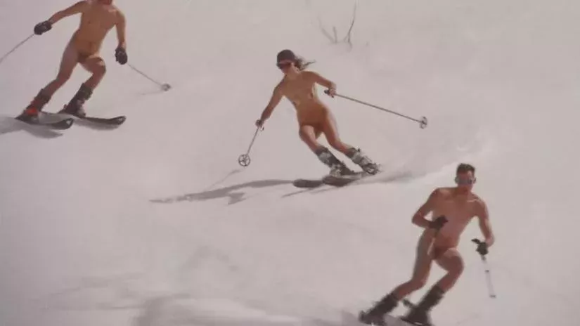 Sie sausen ohne Klamotten die Skipisten hinunter