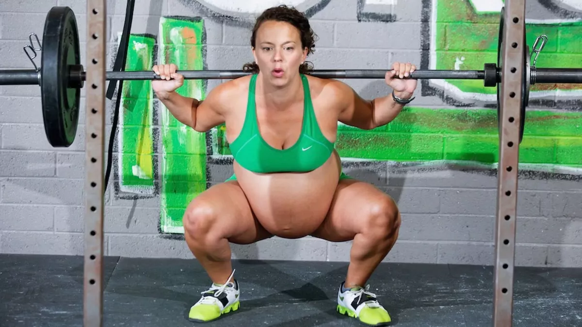 Meghan Leatherman stemmt hochschwanger Gewichte