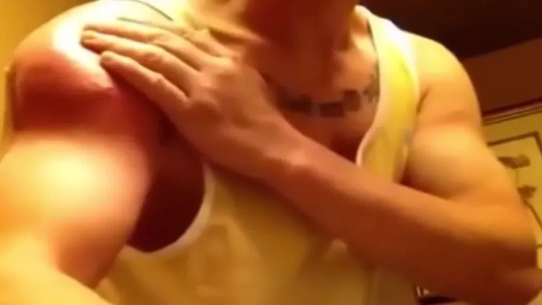 Ein Mann lässt massenhaft Synthol aus seinem Arm spritzen