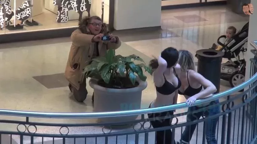 Sie bitten Passanten darum, sie nackt zu fotografieren!