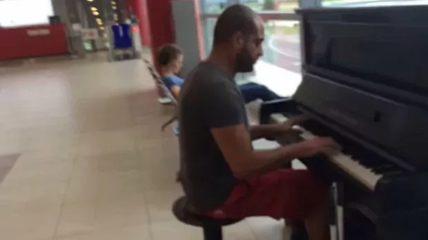 Mitten am Flughafen hat ein Pianist „Für Elise“ von Beethoven neu interpretiert