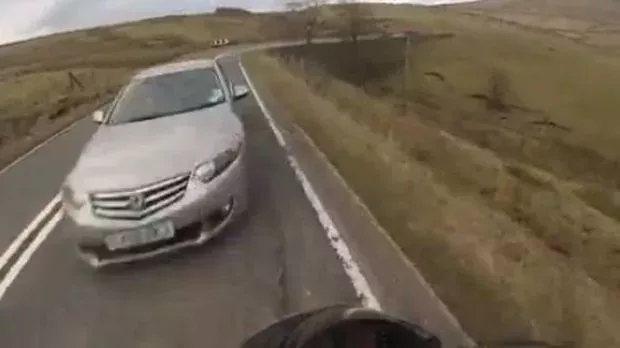 Dieser Motorradfahrer überlebt einen Unfall und einen 12 Meter tiefen Sturz wie durch ein Wunder