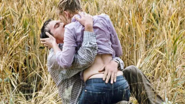 Pärchen hat auf einem Feld Sex und wird böse überrascht