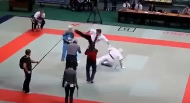 Genervter Karate-Kampfrichter schlägt zwei Kämpfer K. o.!