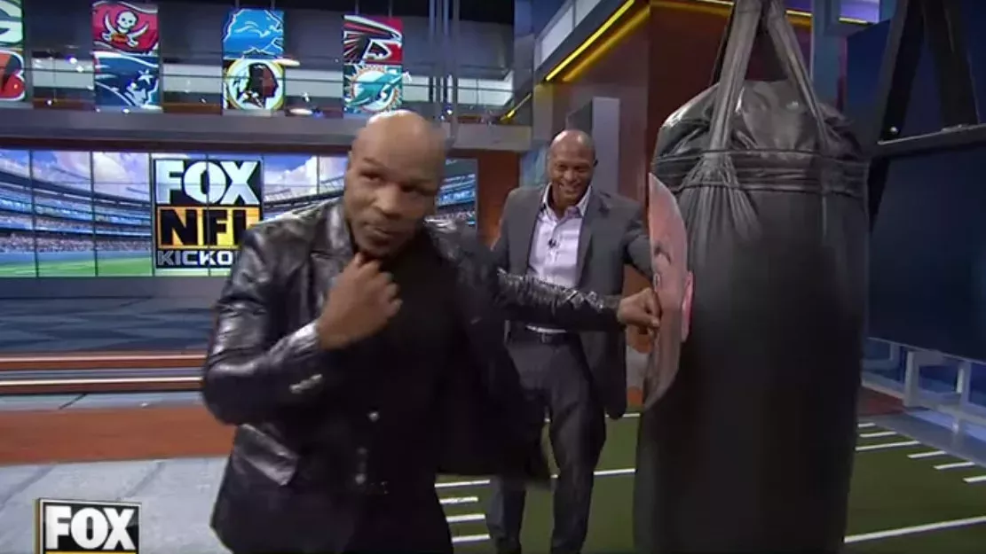 Mike Tyson zeigt der amerikanischen Football-Legende Brian Urlacher, wie ein K.O. geht