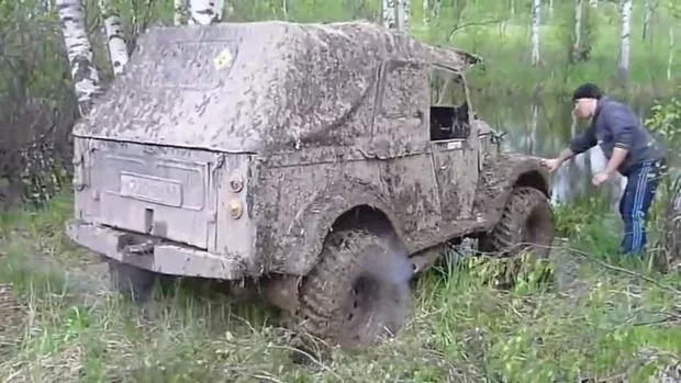 Russen wollen ihren Geländewagen waschen und kommen auf die dämlichste Idee überhaupt!