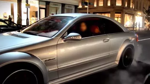 Dieser Mercedes-Fahrer ist sauer und hinterlässt wahnsinnige Spuren