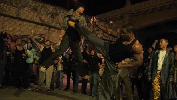 Michael Jai White kämpft gegen eine gesamte Gang in der berühmten Szene von "Blood and Bone"