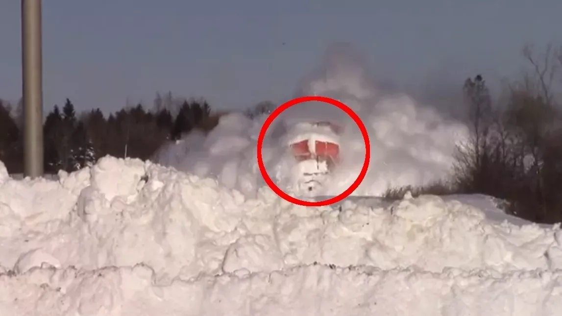 Wenn ein Zug in Kanada eine Schneewand durchquert