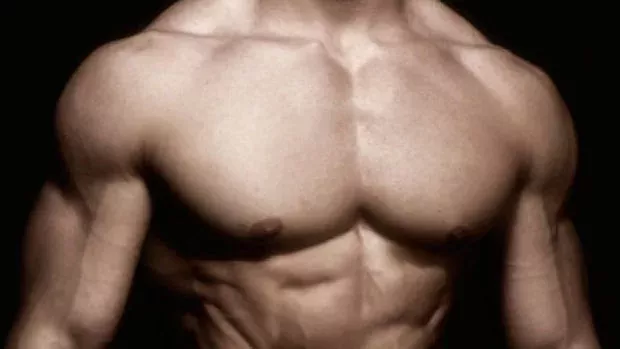 Brustmuskeltraining: Die perfekten Liegestütze auf 3 Stühlen für eine absolute Körperbeherrschung