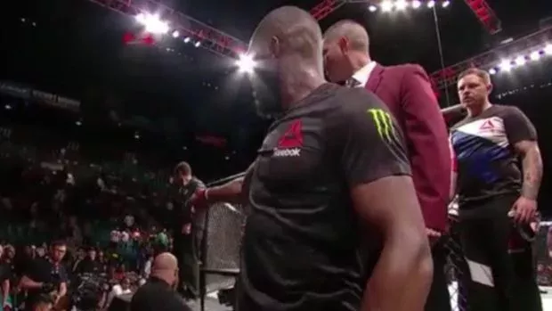 Jon Jones: Trifft nach seinem Kampf auf Daniel Cormier und kann sich nicht zurückhalten