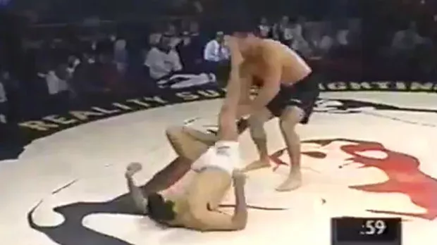 Renzo Gracie schlägt seinen Gegner aus einer verblüffenden Position K.o.