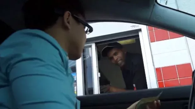 Dieser Mann macht seinen Fast-Food-Angestellten ein unglaubliches Geschenk!
