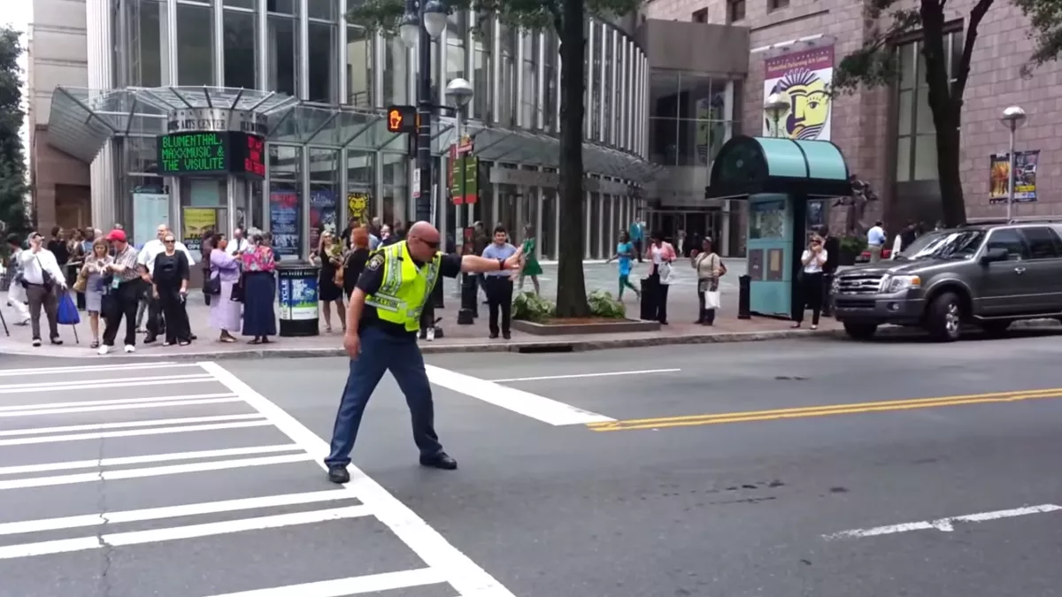 Dieser amerikanischer Polizist hält sich für Michael Jackson