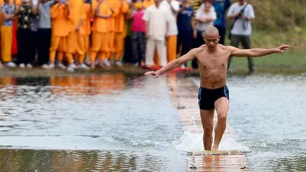 Shu Liliang: Shaolinmönch überquert einen 125 Meter breiten Fluss