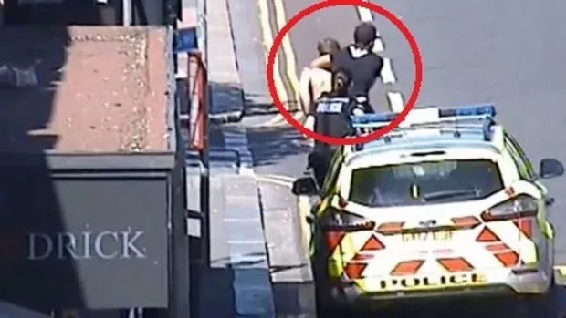 Seht euch an, wie dieser junge Mann zwei Polizistinnen hilft