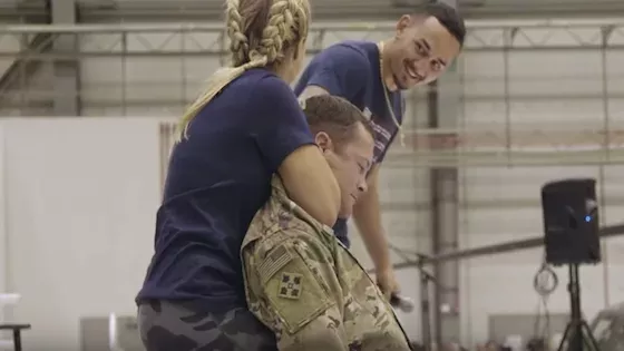 UFC: Paige Vanzant würgt einen Marinesoldaten, bis er in Ohnmacht fällt