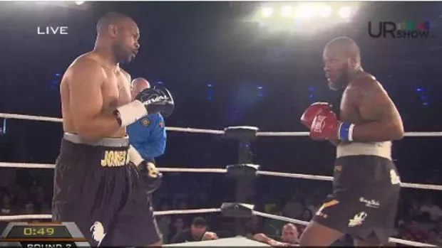 Roy Jones Jr. kämpft im Ring gegen einen Fan