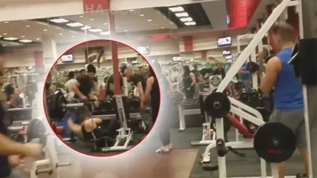 Männer prügeln sich im Fitnessstudio um eine Bank