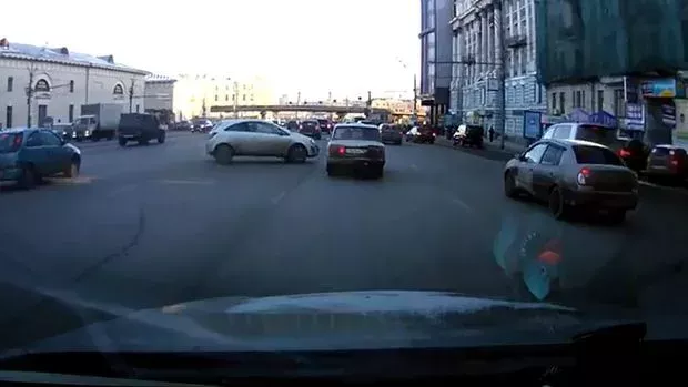 Sie realisiert das gefährlichste längs Einparken aller Zeiten!