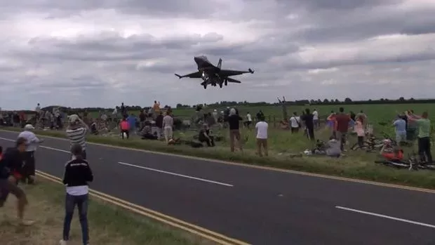 Zuschauer wollten die Ladung des F-16 bewundern und wurden beinahe mitgerissen