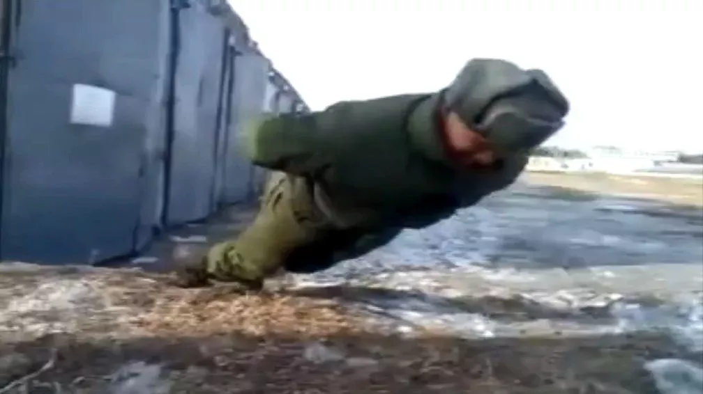 Diese Russen machen Liegestütze ohne Arme