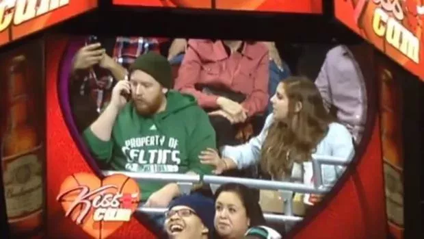 Kiss Cam: Er will sie nicht küssen und wird es bereuen!
