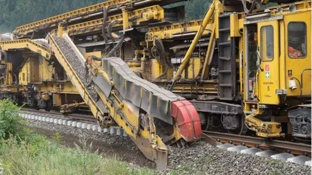 Die RU-800 S ist eine riesige Maschine, die Eisenbahngleise herstellt
