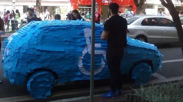 Er parkt ohne Berechtigung auf einem Behindertenplatz und wird böse bestraft
