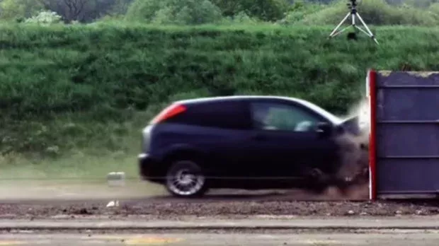 Das passiert mit einem Ford Focus, wenn man ihn mit 190km/h gegen eine Wand fährt