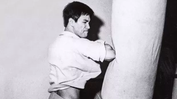 Bruce Lee trainiert am Boxsack: Ein seltener Moment
