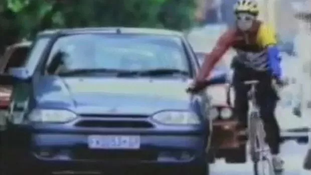 Der Radfahrer hätte sich lieber nicht an diesem Auto anlehnen sollen!