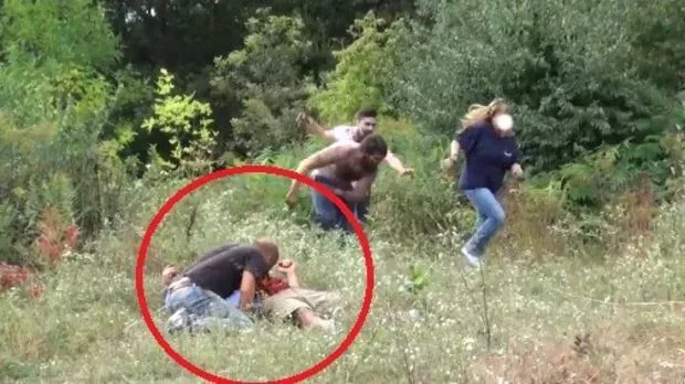 Diese Passanten fliehen, als sie das sehen!